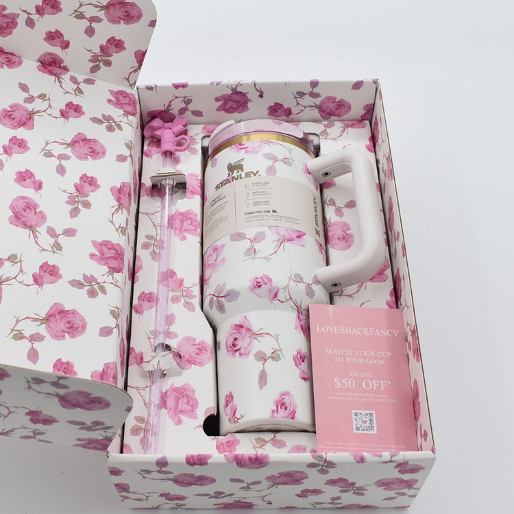 تراول ماگ مدل LoveShackFancy Holiday Quencher Limited edition گنجایش 1.18 لیتر